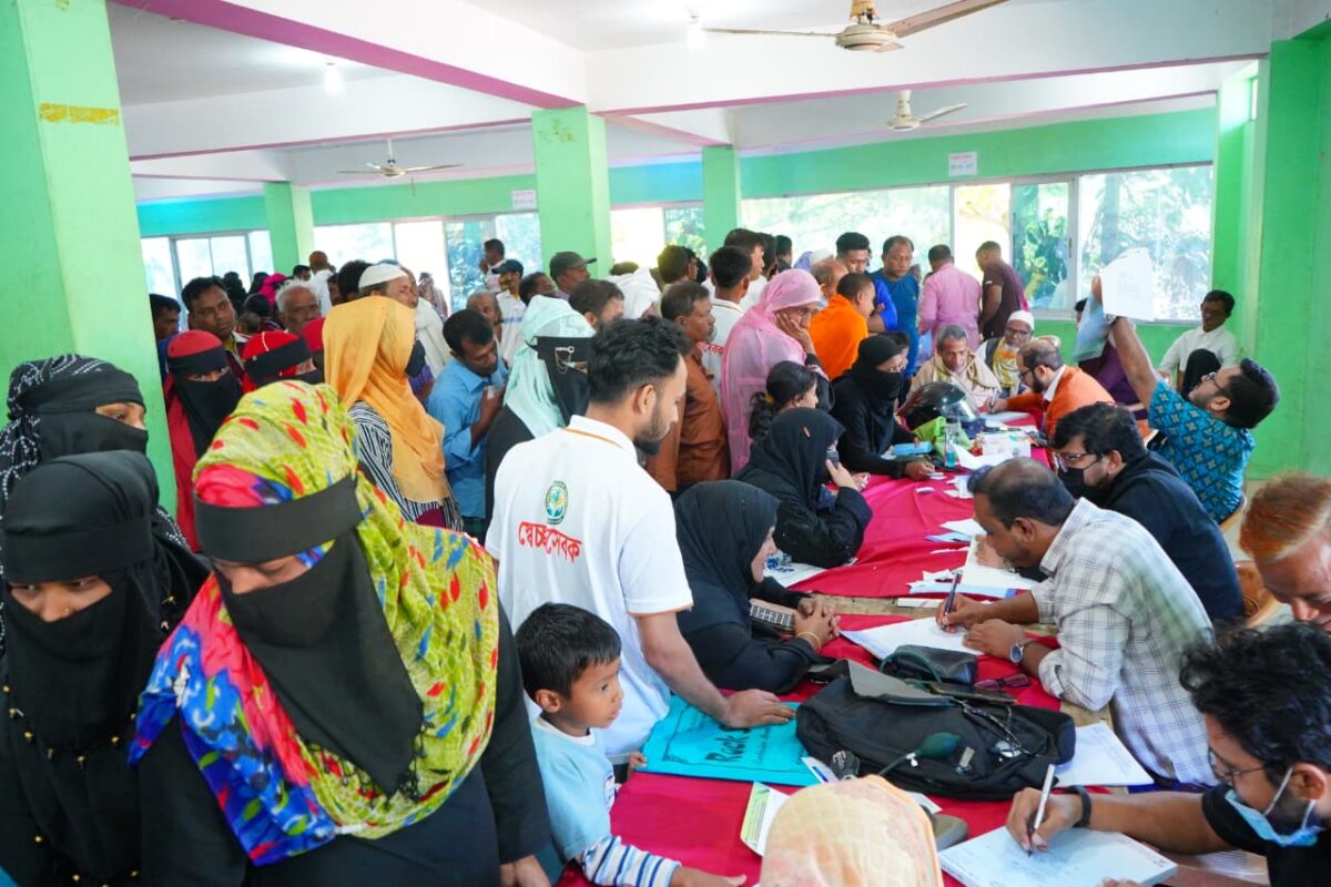 রাঙ্গুনিয়ার পদুয়ার নূরে মনির কনভেনশন হলে বিনামূল্যে চিকিৎসা সেবা ক্যাম্প অনুষ্ঠিত